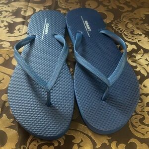 New Old Navy Blue flip flop. Size 8